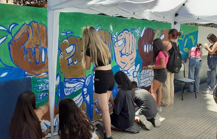 Estudiantes del ENAM se sumaron a la pintada colectiva.