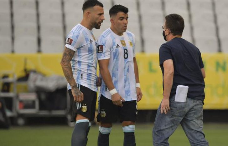 Por esta persona de remera azul, se suspendió el partido.
