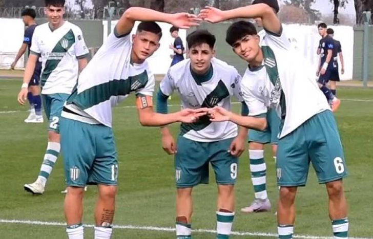 Así celebró el pibe de Banfield su gol olímpico.