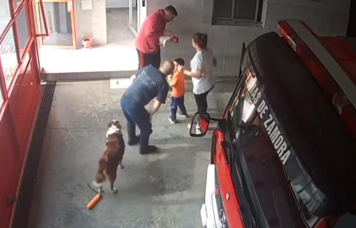 Bomberos de Lomas aplicaron la maniobra de Heimlich para salvar al bebé.