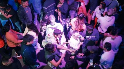 Las luces y el sonido están adaptados a las necesidades de los participantes.