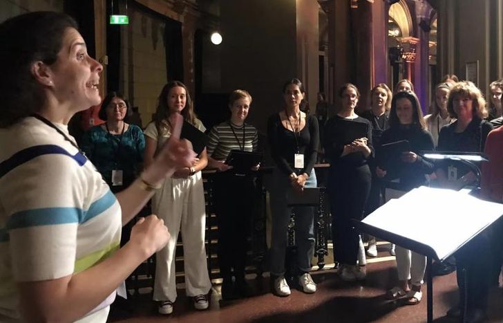 Mariana Rosas es la primera mujer en dirigir el Coro Sinfónico de Londres.