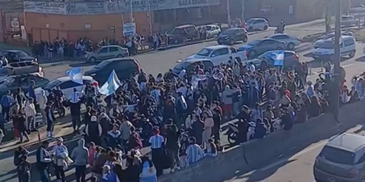Festejos en Camino Negro tras la victoria argentina.