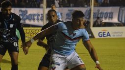 Mendoza cubre la pelota.