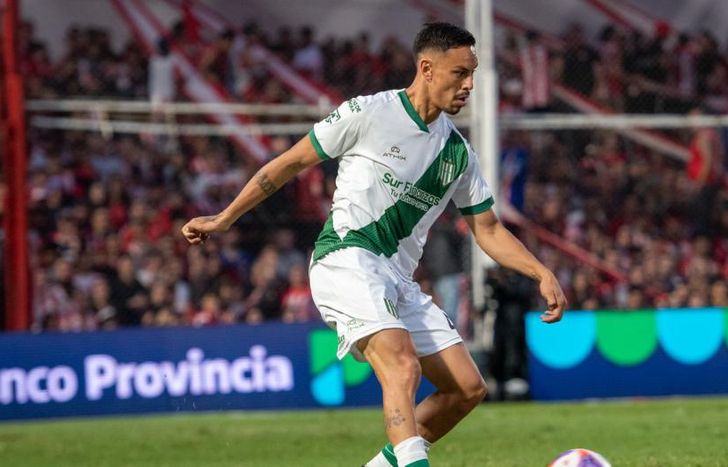 Matías Romero respaldó el esquema de juego con cinco defensores.