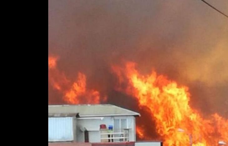 El fuego destruyó más de cien viviendas.