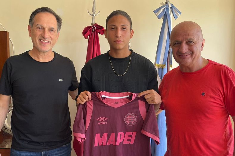 Duarte firm&oacute; contrato con Lan&uacute;s hasta 2028.