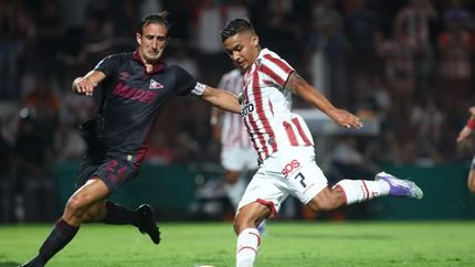 Carlos Izquierdoz sale a la marca de un rival. Empató Lanús en Córdoba.