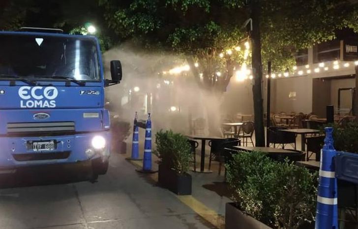 Por la noche desinfectan los polos gastronómicos.