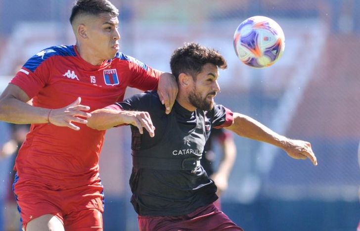 Acosta jugó de extremo por la derecha.