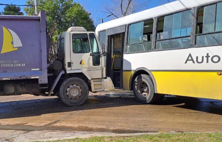 El camión chocó al colectivo a la altura de la puerta trasera.