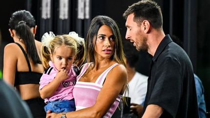 Antonela con una niña en brazos.