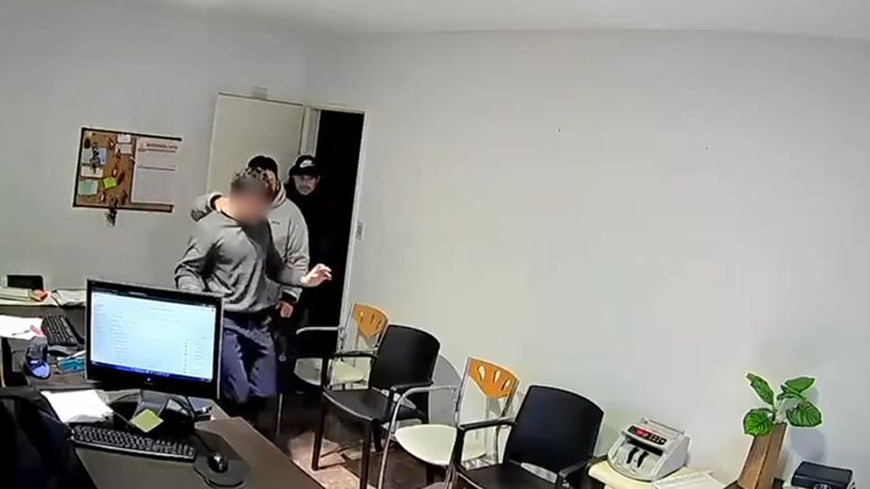 El robo quedó filmado por una cámara de seguridad.