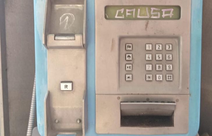 Si bien el teléfono ya no está, la carcasa se mantuvo a pesar del paso del tiempo.