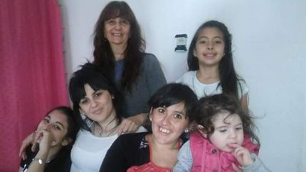 Madre, hijas y nietas. Comparten el arte con amor. Madre, hijas y nietas. Comparten el arte con amor.