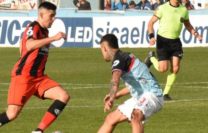 Ayrton Sánchez sale al cruce de un rival.