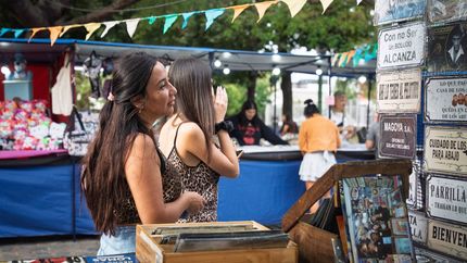 La feria de la Plaza Libertad ya es una tradición en Lomas. La feria de la Plaza Libertad ya es una tradición en Lomas.