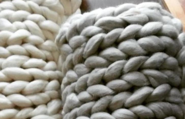 Se trata de mantas que se tejen con las manos.