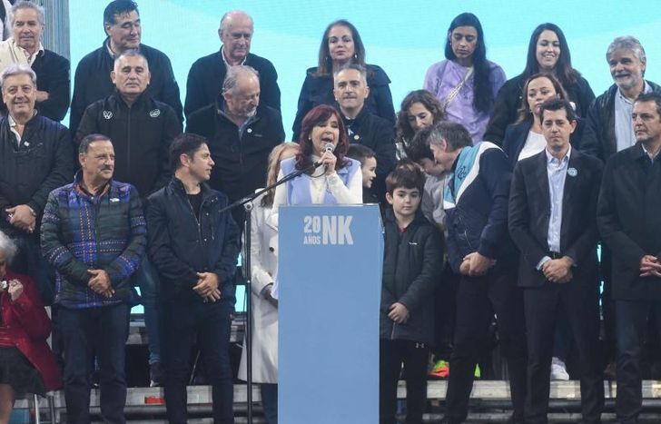 Cristina habló frente a una multitud que pedía que se postule para presidenta.