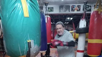 boxeo en lomas: carlos molina, a los 80 anos, sigue arriba del ring