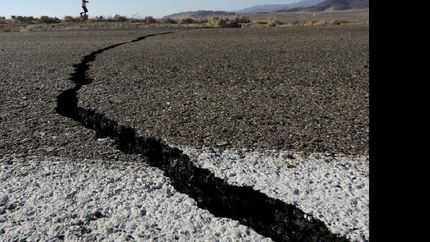 Los terremotos abrieron grietas en el suelo pero no hubo consecuencias graves.