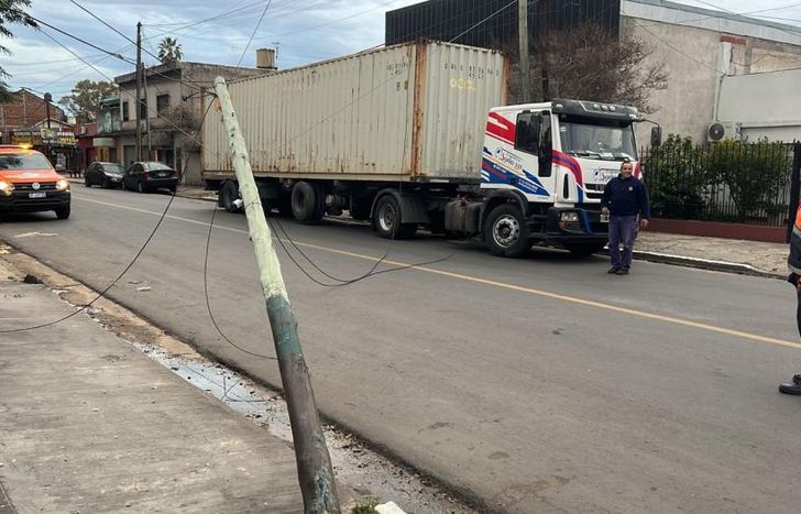 El camión arrastró los cables e hizo caer el poste.