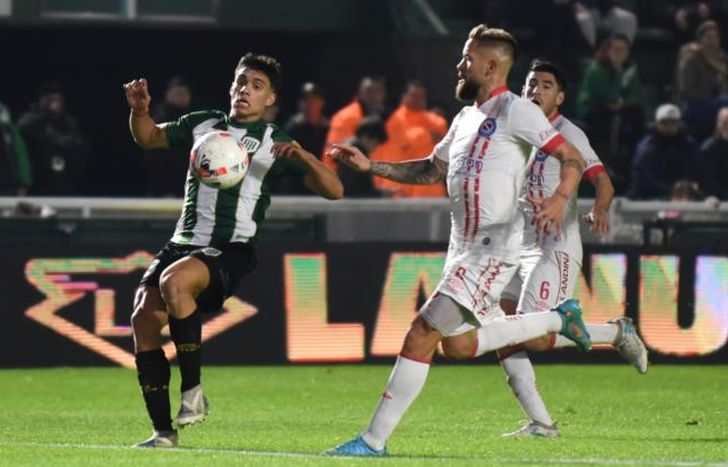 Enrique trata de dominar el balón ante el cruce de Torrén.