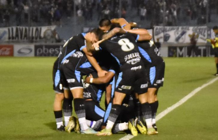 Todos abrazando a Luis López, autor del gol.