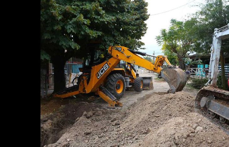 Las cuadrillas y las máquinas trabajan sobre la calle Fernando de Toro.