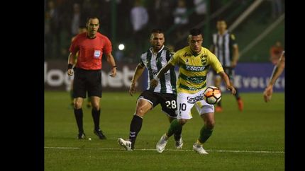 Miranda, de flojo partido, controla la pelota ante la marca de Calello.