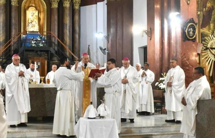 En la Catedral de Lomas también habrá una cena para personas en situación de calle.