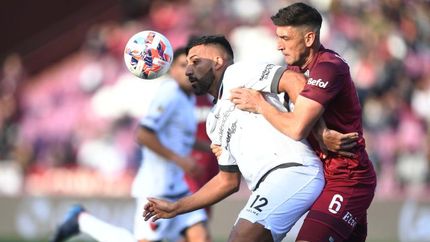 Ábila trata de dominar la pelota con la marca de Braghieri.