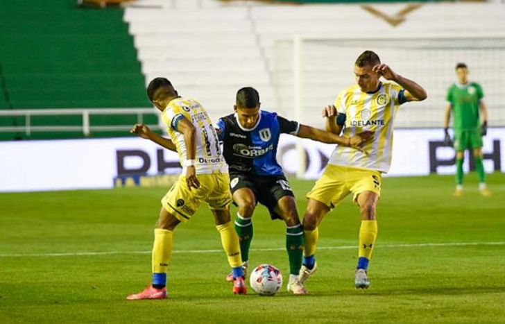 Lautaro Ríos quiere pasar entre dos rivales.