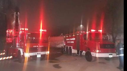 bomberos sofocan un gran incendio en un frigorifico en temperley