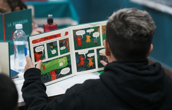 En Lomas de Zamora, los estudiantes pueden llevarse libros de la escuela a sus casas.