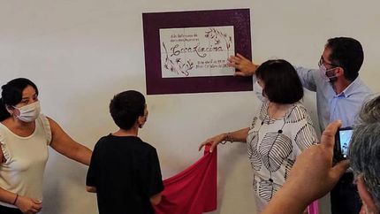 Sus familiares descubrieron la placa.