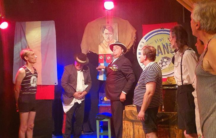 La obra se ambienta en la época de la Segunda Guerra Mundial.