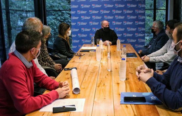 Insaurralde firmó la escritura de compra por parte del Municipio.