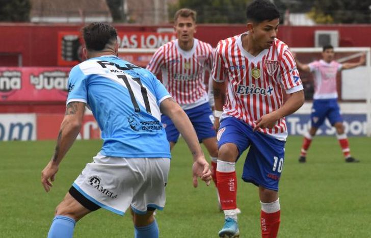 Pérez pisa el balón frente a Badell.