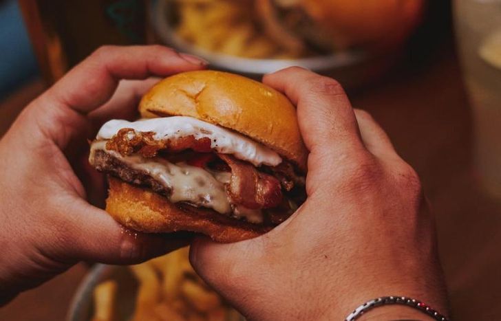 La propuesta apunta a apoyar a los comerciantes locales.