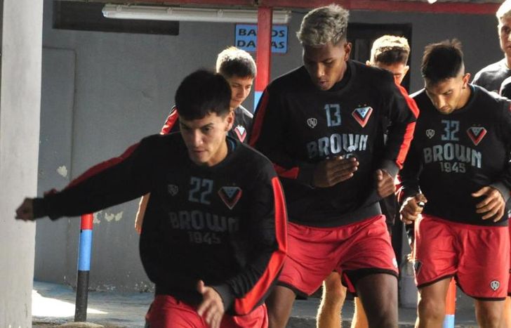 Brown entrenó con DT interino.