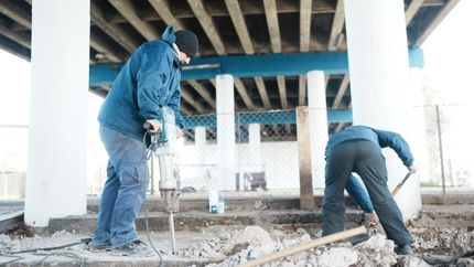 Abajo de la avenida están armando una plaza seca para la comunidad.