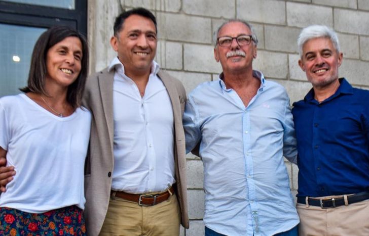 Alberto Lecchi, acompañado por sus vicepresidentes.