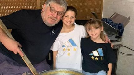 Juan Carlos Icardi con sus nietas.