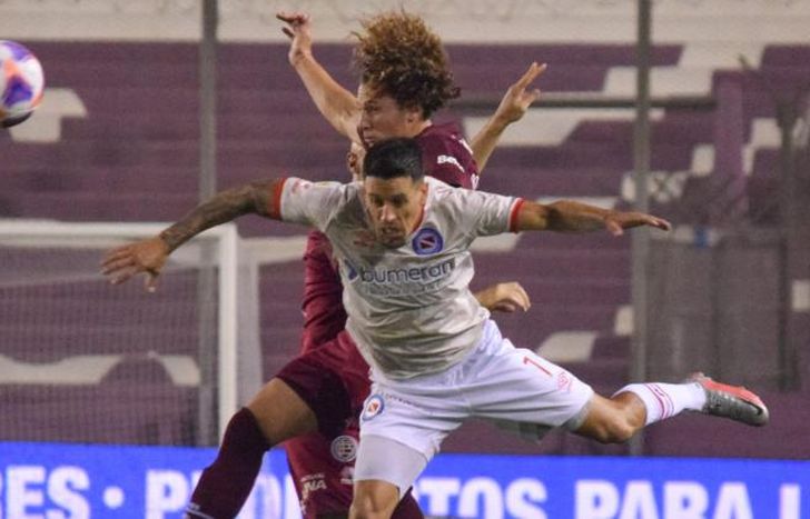 Boggio salta con un rival en busca del balón.
