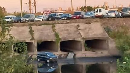 Cayó en el arroyo a la altura de la Feria de La Salada.