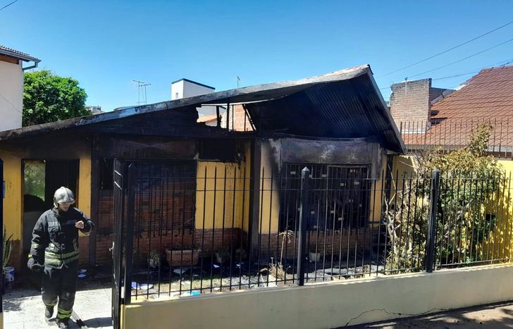 La casa quedó destruida tras el incendio.