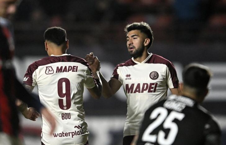 Marcelino felicita a Bou por el gol.