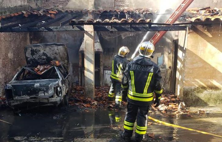 Tres dotaciones y diez bomberos trabajaron en el lugar.