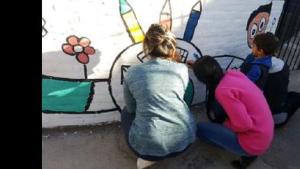dos muralistas visitan las escuelas para fomentar el arte